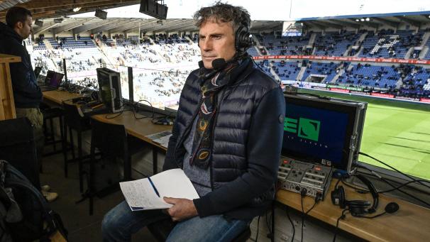 <p>Das Fußballstadion ist sein Zuhause: Der Flame Peter Vandenbempt ist seit Jahren als Sportjournalist aktiv.</p>
