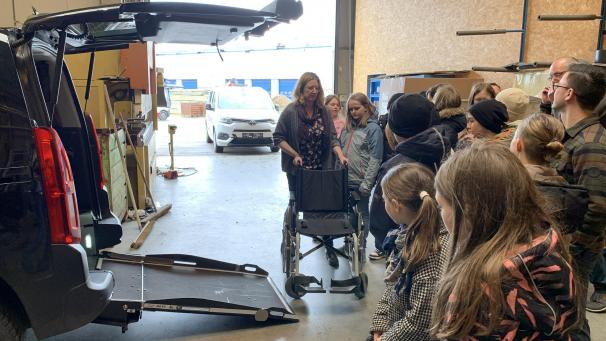 <p>Bei „ACM Mobility Car“ probierten die Schüler selbst die umgebauten Fahrzeuge aus.</p>