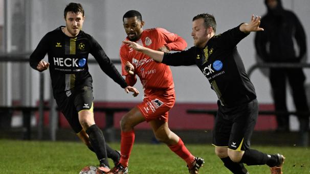 <p>Traf gegen seine Ex-Mannschaft: Rechts Carmelino Nito (Mitte).</p>