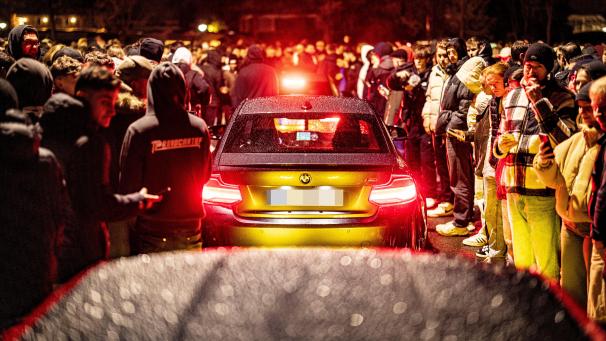 <p>Autofans treffen sich etwa 15 Kilometer hinter der deutsch-Niederländischen Grenze in der niederländischen Ortschaft Cuijk und nehmen am „Car-Freitag“ teil.</p>