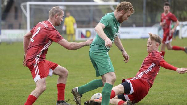 <p>Olivier Crahay (Mitte) und die Büllinger schielen auf den vierten Platz des RFC St.Vith.</p>