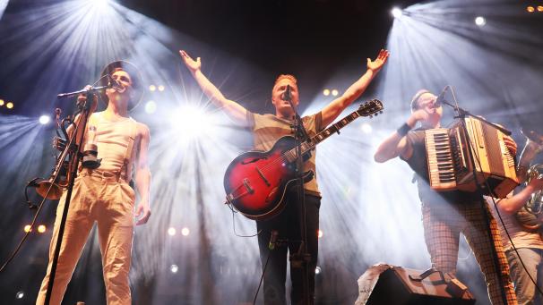 <p>In der Woche arbeiten und Zeit mit der Familie verbringen, am Wochenende auf der Bühne stehen: Das sind die Fäaschtbänkler.</p>