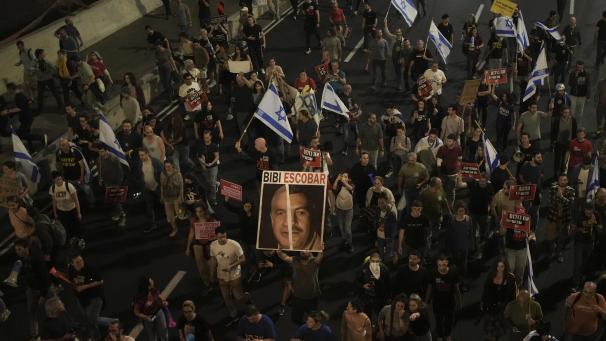 <p>Demonstranten blockieren eine Autobahn. Tausende Israelis haben gegen die Regierung des rechtskonservativen Ministerpräsidenten Benjamin Netanjahu demonstriert.</p>