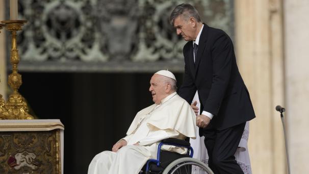 <p>Papst Franziskus kommt in einem Rollstuhl auf dem Petersplatz im Vatikan an.</p>