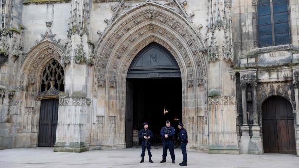<p>Französische Polizeibeamte patrouillieren am Ostersonntag vor der Kathedrale Saint-Maclou,</p>