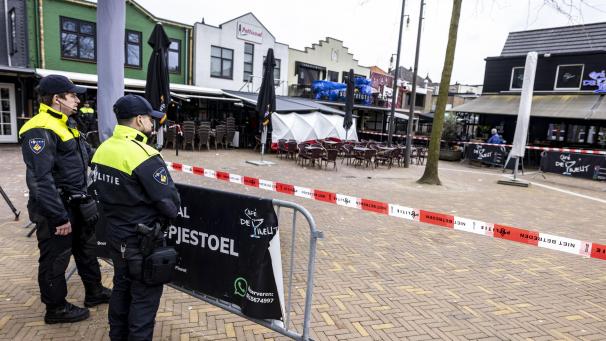 <p>Bei einer unblutig beendeten Geiselnahme sind vier Menschen von einem polizeibekannten Täter mit Messern bedroht worden.</p>