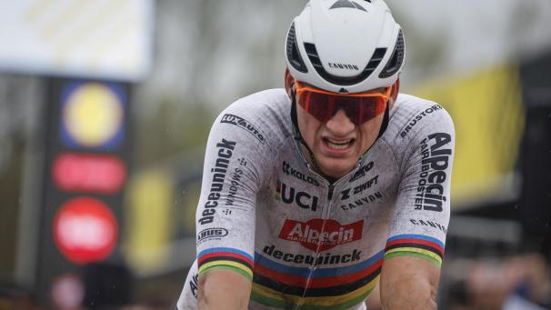 <p>Die Fahrer mussten am Ostersonntag mit Regenschauern und starkem Wind kämpfen.</p>