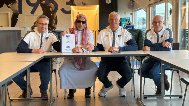 <p>Andreas Brodel, Nasser Al-Ajjib, Michael Johnen und Manfred Krafft präsentieren stolz den neuen Vertrag und den Einstieg des katarischen Investors.</p>