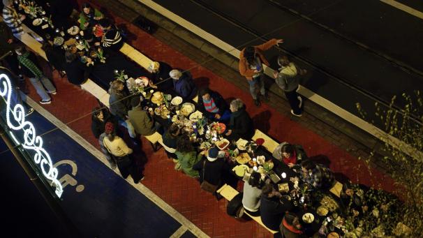 <p>Gegen kurz nach 20 Uhr wurde an der Scheldegemeinsam gegessen.</p>