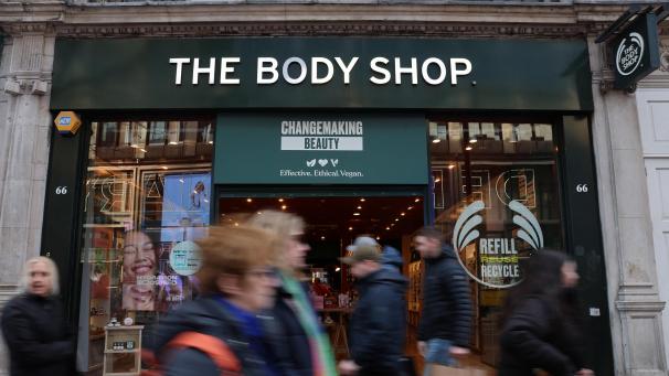 <p>Ein Blick von außen auf eine Niederlassung von The Body Shop</p>