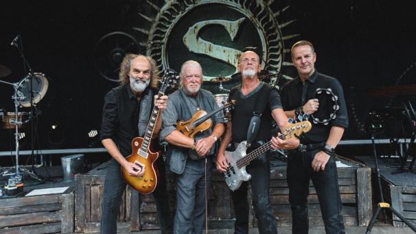 <p>Santiano mischt verschiedene Genres wie Folk, Pop, Rock und Schlager, interpretiert zudem Traditionals, Seemannslieder und Hits anderer Musiker neu. Treibende Beats, kraftvolle Chöre und ansteckende Hooks bestimmen denn auch das Programm der neuen Tour.</p>