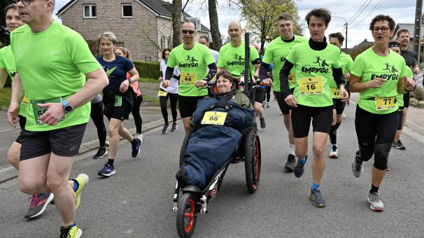 <p>Cloé genießt strahlend ihren ersten Eupener Osterlauf.</p>