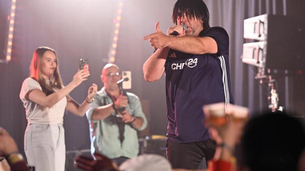 <p>Vom Ballermann eingeflogen: Ikke Hüftgold stand am Freitagabend in Kettenis auf der Bühne.</p>