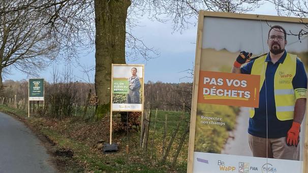 <p>Diese Schilder sind Teil einer Kampagne, mit der die Gemeinde Weismes gegen das wilde Entsorgen von Müll in der freien Natur vorgehen möchte.</p>