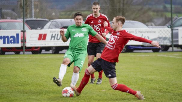 <p>Die Ameler um Aaron Heukemes (links, gegen Honsfelds Yannick Dederichs) müssen weiter um den Klassenerhalt bangen.</p>