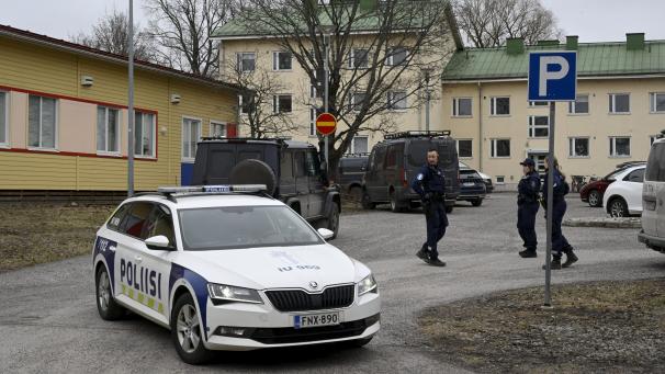 <p>Ein Polizeifahrzeug und Polizisten stehen vor der Viertola-Schule.</p>