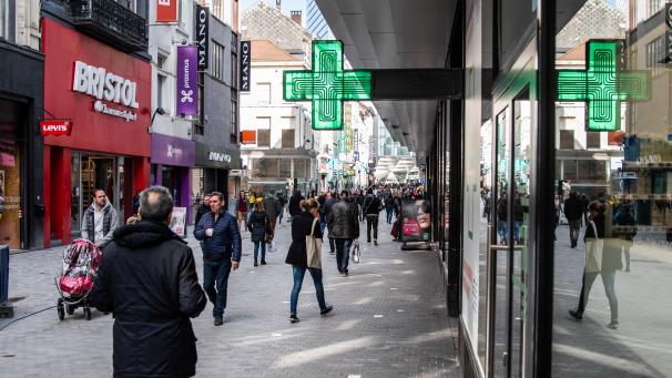 <p>Apotheken - hier ist eine in der Innenstadt von Brüssel zu sehen - gibt es im ganzen Land.</p>
