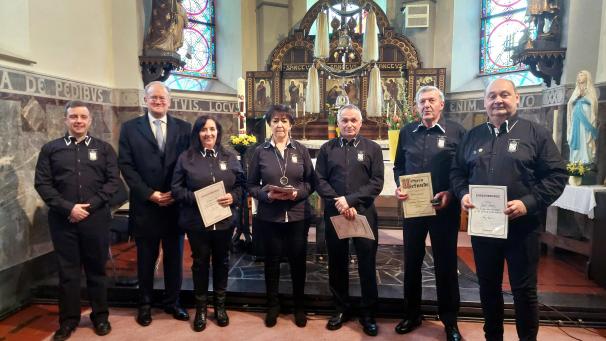 <p>Ehrungen zum 100-jährigen Bestehen des Kgl. Musikvereins „Tal-Echo“ Wallerode: Hilla Seffer, Lili Schulzen, Otto Wiesemes, Horst Gangolf und Horst Bielen erhielten das Ehrenkreuz Ritter für 50 Jahre Vereinsmitgliedschaft.</p>