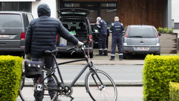 <p>Der Bereich wurde von der Polizei weiträumig abgesperrt und ein Sicherheitsperimeter eingerichtet, um Spuren und Hinweise zu sichern.</p>