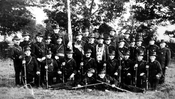 <p>Nach dem ersten Vogelschießen auf dem neuen Sportplatz an der Malmedyer Straße stellten sich die Mitglieder der Schützenbruderschaft 1925 zum Gruppenfoto auf.</p>
