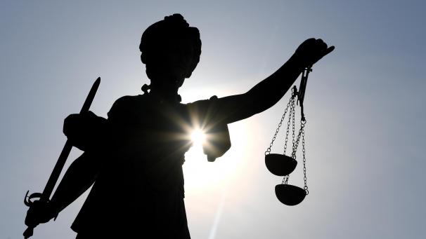 <p>Justitia ist die römische Göttin der Gerechtigkeit und des Rechtswesens. Als solche wird sie auch heute noch oftmals als Wahrzeichen in der Justiz verwendet.</p>