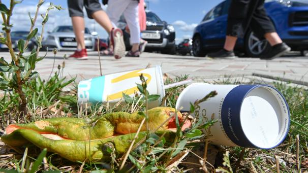 <p>Achtlos weggeworfener Müll belastet die Umwelt.</p>