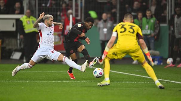 <p>Düsseldorfs Matthias Zimmermann (v.l.n.r.), Leverkusens Nathan Tella und Düsseldorfs Torhüter Florian Kastenmeier kämpfen um den Ball.</p>