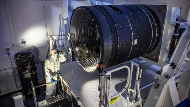 <p>Der stellvertretende LSST-Kamera-Projektleiter Travis Lange leuchtet mit einer Taschenlampe in die LSST-Kamera.</p>
