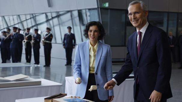 <p>Hadja Lahbib schnitt im Nachgang an die Reden mit Jens Stoltenberg zur Feier des Tages einen Kuchen an.</p>