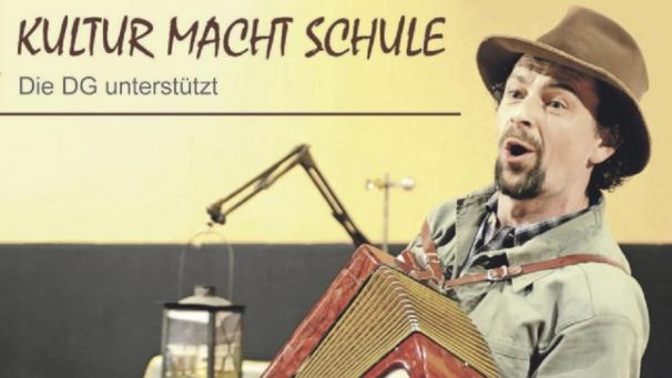 <p>Der Ausschnitt des Covers der ersten Broschüre, die 2013 erschienen ist, zeigt Roland Schumacher in einer Szene der Agora-Inszenierung „Nebensache“.</p>