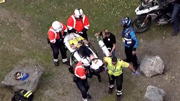 <p>Tour-Champion Jonas Vingegaard musste auf einer Trage abtransportiert werden.</p>