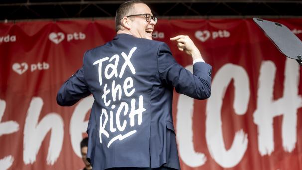 <p>PTB-Parteichef Raoul Hedebouw tritt ein für eine Reichensteuer. Direkte und einfache Kommunikation ist ein wichtiger Teil des Erfolgsrezepts der kommunistischen Partei.</p>