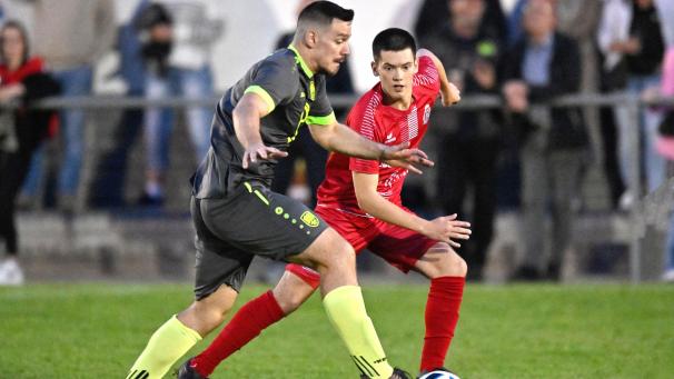 <p>Sollten Emmels und Recht in der P2 bleiben, sieht dieses Duell kommende Saison anders aus. Dann nämlich trägt Armin Golac (links) das Rot-Weiß der Olympia.</p>