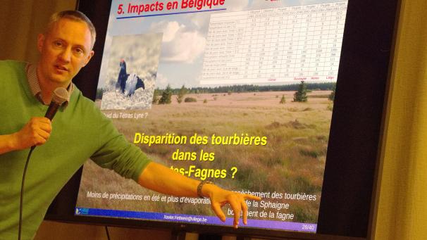 <p>Professor Xavier Fettweis (Universität Lüttich) bei seinen Ausführungen in St.Vith</p>