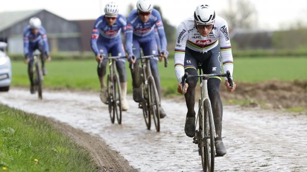 <p>Topfavorit Mathieu van der Poel bei einer Trainingsfahrt am Freitag.</p>