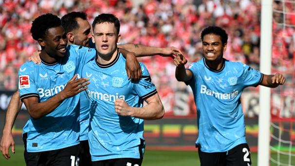 <p>Florian Wirtz (M) von Bayer Leverkusen bejubelt sein Tor zum 1:0 mit Nathan Tella (l) und Amine Adli.</p>