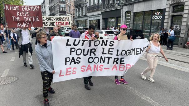 <p>In Lüttich demonstrierten am Samstag dutzende Menschen gegen Wohnungsnot.</p>