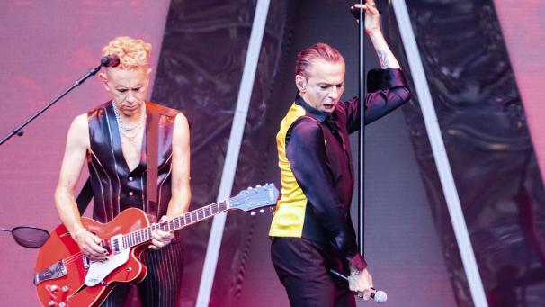 <p>Schnell wird bei Depeche Mode eines klar: Hier zelebrieren zwei Künstler nicht nur ihre Musik, sondern auch sich selbst. Und von „The Guardian“ mit den Weihen als „the most popular electronic band the world has ever known“ faktisch in den Olymp der Popgeschichte erhoben.</p>