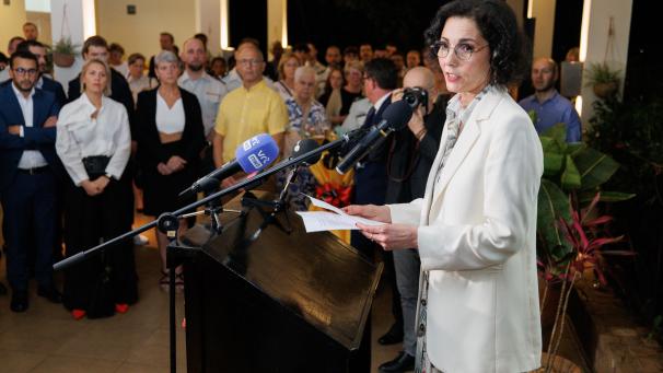 <p>Außenministerin Hadja Lahbib bei einer Ansprache in der belgischen Botschaft in Kigali.</p>