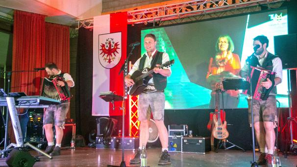 <p>„Lets Fätz“ aus dem Ötztal sorgt mit alpinen Klassikern und Partyhits für die gute Stimmung in der Hubertushalle.</p>