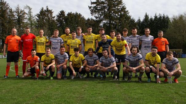 <p>Wie vielerorts am Wochenende, setzten auch Raeren-Eynatten und Wanze – Bas-Oha vor dem Anpfiff ein Zeichen gegen Gewalt. Spieler und Zuschauer trugen einen roten Strich auf der Backe.</p>