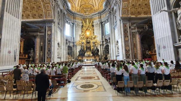 <p>Am Weißen Sonntag konnte die ostbelgische Delegation einen Gottesdienst im Petersdom feiern.</p>