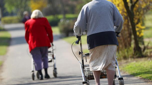 <p>In Würde alt werden und in Würde sterben sind zwei Dinge, die die Gesellschaft aufgrund der zunehmenden Alterung der Bevölkerung in den nächsten Jahrzehnten noch beschäftigen werden.</p>