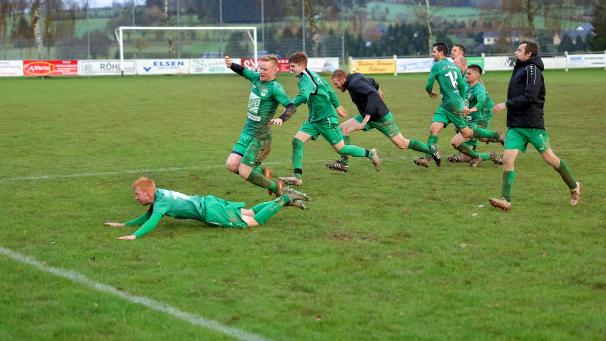 <p>Der nächste Grund zu Feiern: Völlig unverhofft schafft es der KFC Büllingen (mit Kapitän Benedict Röder vorne links)als Aufsteiger in der Endrunde.</p>