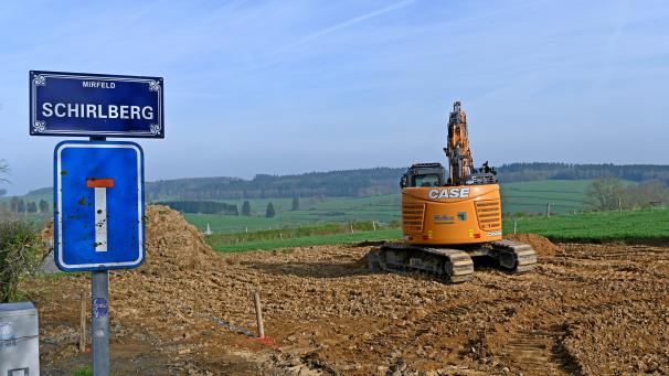 <p>Die Ausschachtungsarbeiten für das künftige Dorfhaus in Mirfeld haben begonnen.</p>