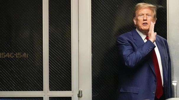 <p>Donald Trump, ehemaliger Präsident der USA, spricht in einem Flur vor einem Gerichtssaal, in dem er einer Anhörung vor dem New Yorker Strafgericht beiwohnt.</p>