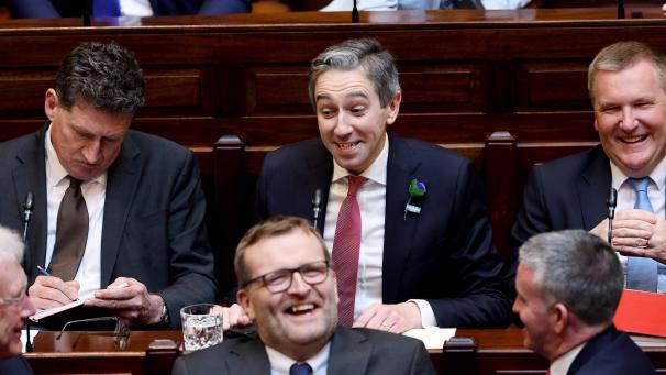 <p>Simon Harris (Bildmitte) soll es nun richten.</p>