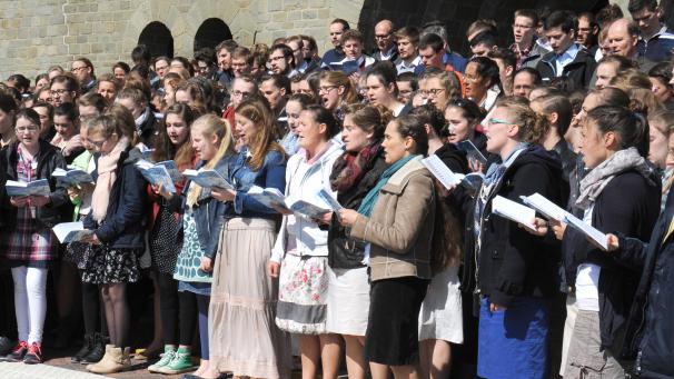 <p>Je nach Wetterlage findet am Sonntag um 11.15 Uhr auch ein gemeinsames Singen vor der Kirche statt.</p>