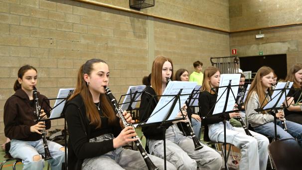 <p>„Das Orchester, der Dirigent und die Animatoren wachsen wie eine große Familie zusammen“, meint Dirigent Yannick Plumacher.</p>