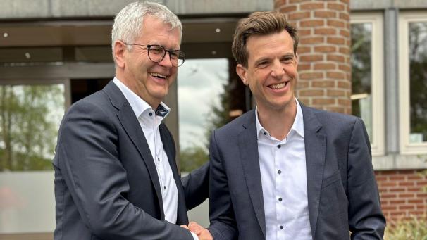 <p>Mit seiner langjährigen Erfahrung wird der ehemalige NMC-GeschäftsführerHubert Bosten (l.) seinem Nachfolger Florent Pouzet auch weiterhin beratend zur Seite stehen.</p>